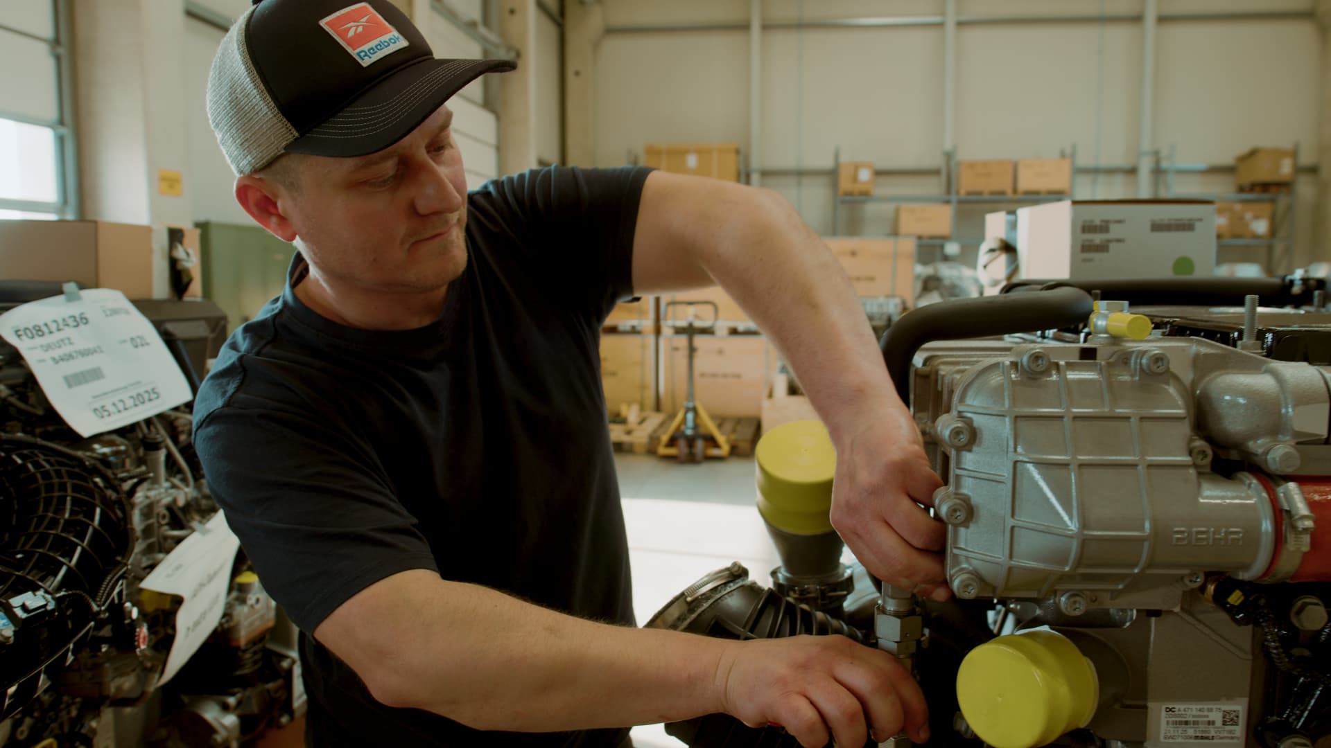 Servicearbeit an einem Motor in der DMG-Werkstatt